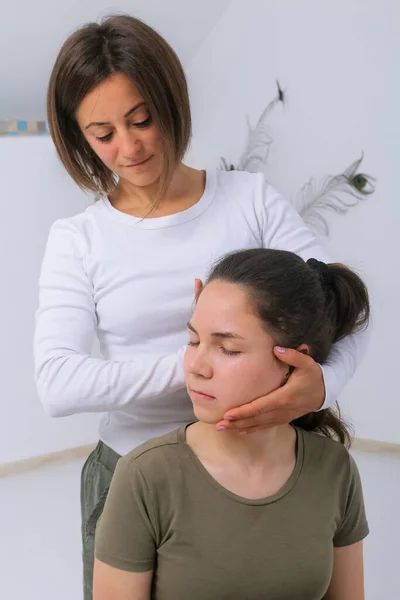 Teenager Dostává Shiatsu Masáž Masérky Shiatsu — Stock fotografie