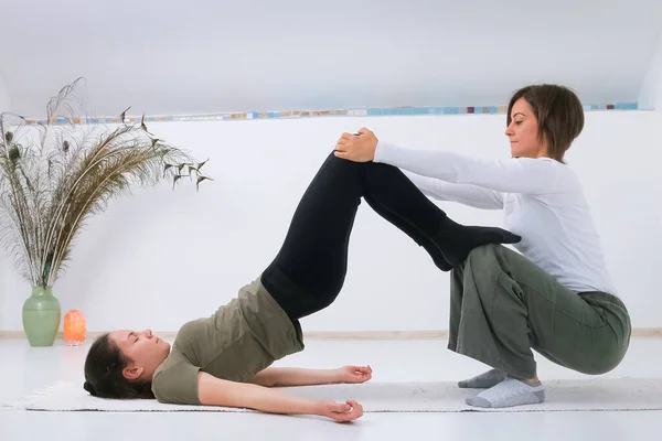 Teenager Getting Shiatsu Massage Shiatsu Masseuse — Stock Photo, Image