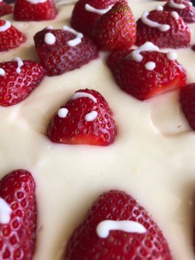 Seçici odaklanma. Taze çilekle süslenmiş çilekli turta. Kremalı pasta ve çilekli kremadan yapılan ev yapımı çilekli pasta. Krema ve böğürtlenlerle süslenmiş. Gülen suratlı doğum günü pastası. 