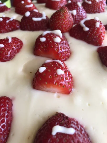 Selective Focus Strawberry Pie Garnished Fresh Strawberries Homemade Strawberries Cake — Zdjęcie stockowe