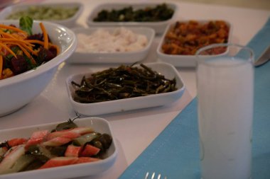 Geleneksel Türk mezesi ve mezeleri yemek masasında. Mazzeh, Meze, Mezze veya Mazza, Batı Asya ve Balkanlar 'da aperatif olarak sunulan küçük bir yemek türüdür.. 