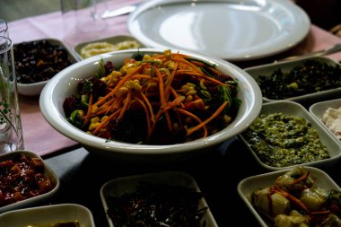 Geleneksel Türk mezesi ve mezeleri yemek masasında. Türk rakının tadı da farklı. Türk kültüründe bir dönüm noktasıdır. Arkadaşların eğlenmesini ve rak 'le kadeh kaldırmasını yakından izleyeceğiz. Masada kutlama konsepti. Nam-ı diğer uzo.