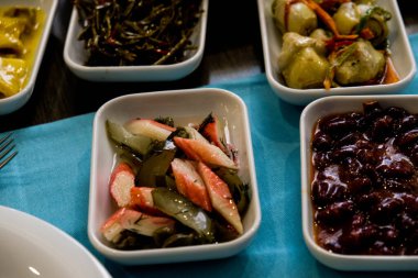 Geleneksel Türk mezesi ve mezeleri yemek masasında. Türk rakının tadı da farklı. Türk kültüründe bir dönüm noktasıdır. Arkadaşların eğlenmesini ve rak 'le kadeh kaldırmasını yakından izleyeceğiz. Masada kutlama konsepti. Nam-ı diğer uzo.