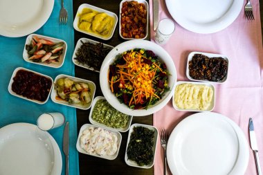 Geleneksel Türk mezesi ve mezeleri yemek masasında. Türk rakının tadı da farklı. Türk kültüründe bir dönüm noktasıdır. Arkadaşların eğlenmesini ve rak 'le kadeh kaldırmasını yakından izleyeceğiz. Masada kutlama konsepti. Nam-ı diğer uzo.