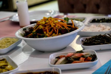 Geleneksel Türk mezesi ve mezeleri yemek masasında. Türk rakının tadı da farklı. Türk kültüründe bir dönüm noktasıdır. Arkadaşların eğlenmesini ve rak 'le kadeh kaldırmasını yakından izleyeceğiz. Masada kutlama konsepti. Nam-ı diğer uzo.