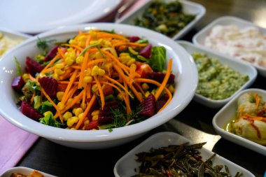 Geleneksel Türk mezesi ve mezeleri yemek masasında. Türk rakının tadı da farklı. Türk kültüründe bir dönüm noktasıdır. Arkadaşların eğlenmesini ve rak 'le kadeh kaldırmasını yakından izleyeceğiz. Masada kutlama konsepti. Nam-ı diğer uzo.