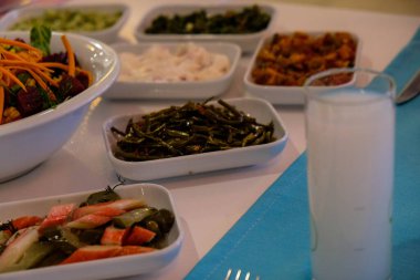 Geleneksel Türk mezesi ve mezeleri yemek masasında. Türk rakının tadı da farklı. Türk kültüründe bir dönüm noktasıdır. Arkadaşların eğlenmesini ve rak 'le kadeh kaldırmasını yakından izleyeceğiz. Masada kutlama konsepti. Nam-ı diğer uzo.