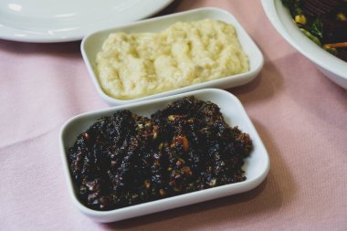 Geleneksel Türk mezesi ve mezeleri yemek masasında. Türk rakının tadı da farklı. Türk kültüründe bir dönüm noktasıdır. Arkadaşların eğlenmesini ve rak 'le kadeh kaldırmasını yakından izleyeceğiz. Masada kutlama konsepti. Nam-ı diğer uzo.