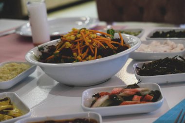 Geleneksel Türk mezesi ve mezeleri yemek masasında. Türk rakının tadı da farklı. Türk kültüründe bir dönüm noktasıdır. Arkadaşların eğlenmesini ve rak 'le kadeh kaldırmasını yakından izleyeceğiz. Masada kutlama konsepti. Nam-ı diğer uzo.