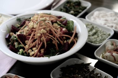 Geleneksel Türk mezesi ve mezeleri yemek masasında. Türk rakının tadı da farklı. Türk kültüründe bir dönüm noktasıdır. Arkadaşların eğlenmesini ve rak 'le kadeh kaldırmasını yakından izleyeceğiz. Masada kutlama konsepti. Nam-ı diğer uzo.