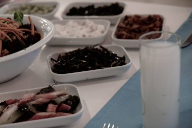 Geleneksel Türk mezesi ve mezeleri yemek masasında. Türk rakının tadı da farklı. Türk kültüründe bir dönüm noktasıdır. Arkadaşların eğlenmesini ve rak 'le kadeh kaldırmasını yakından izleyeceğiz. Masada kutlama konsepti. Nam-ı diğer uzo.