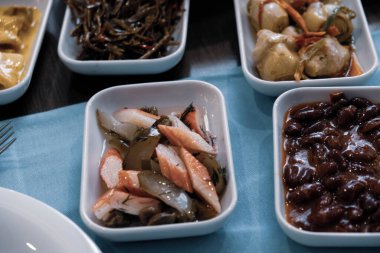 Geleneksel Türk mezesi ve mezeleri yemek masasında. Mazzeh, Meze, Mezze veya Mazza, Batı Asya ve Balkanlar 'da aperatif olarak sunulan küçük bir yemek türüdür.. 