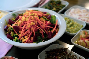 Geleneksel Türk mezesi ve mezeleri yemek masasında. Mazzeh, Meze, Mezze veya Mazza, Batı Asya ve Balkanlar 'da aperatif olarak sunulan küçük bir yemek türüdür.. 