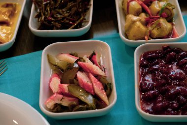 Geleneksel Türk mezesi ve mezeleri yemek masasında. Mazzeh, Meze, Mezze veya Mazza, Batı Asya ve Balkanlar 'da aperatif olarak sunulan küçük bir yemek türüdür.. 