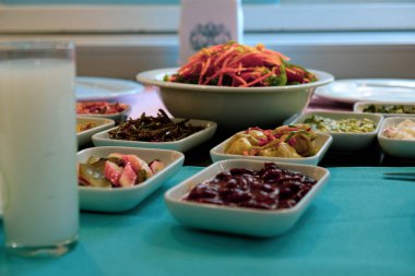 Geleneksel Türk mezesi ve mezeleri yemek masasında. Mazzeh, Meze, Mezze veya Mazza, Batı Asya ve Balkanlar 'da aperatif olarak sunulan küçük bir yemek türüdür.. 