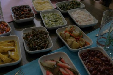 Geleneksel Türk mezesi ve mezeleri yemek masasında. Mazzeh, Meze, Mezze veya Mazza, Batı Asya ve Balkanlar 'da aperatif olarak sunulan küçük bir yemek türüdür.. 