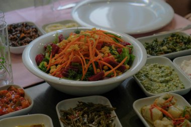 Geleneksel Türk mezesi ve mezeleri yemek masasında. Mazzeh, Meze, Mezze veya Mazza, Batı Asya ve Balkanlar 'da aperatif olarak sunulan küçük bir yemek türüdür.. 