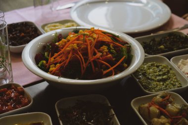 Geleneksel Türk mezesi ve mezeleri yemek masasında. Mazzeh, Meze, Mezze veya Mazza, Batı Asya ve Balkanlar 'da aperatif olarak sunulan küçük bir yemek türüdür.. 