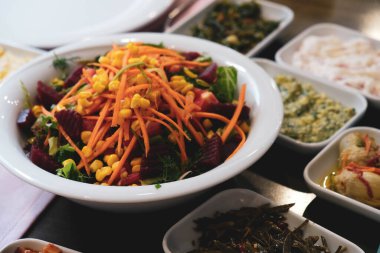 Geleneksel Türk mezesi ve mezeleri yemek masasında. Mazzeh, Meze, Mezze veya Mazza, Batı Asya ve Balkanlar 'da aperatif olarak sunulan küçük bir yemek türüdür.. 