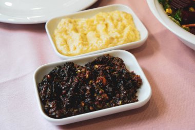 Geleneksel Türk mezesi ve mezeleri yemek masasında. Mazzeh, Meze, Mezze veya Mazza, Batı Asya ve Balkanlar 'da aperatif olarak sunulan küçük bir yemek türüdür.. 