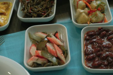 Geleneksel Türk mezesi ve mezeleri yemek masasında. Mazzeh, Meze, Mezze veya Mazza, Batı Asya ve Balkanlar 'da aperatif olarak sunulan küçük bir yemek türüdür.. 