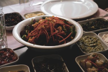 Geleneksel Türk mezesi ve mezeleri yemek masasında. Mazzeh, Meze, Mezze veya Mazza, Batı Asya ve Balkanlar 'da aperatif olarak sunulan küçük bir yemek türüdür.. 