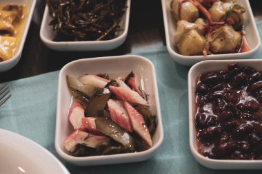 Geleneksel Türk mezesi ve mezeleri yemek masasında. Mazzeh, Meze, Mezze veya Mazza, Batı Asya ve Balkanlar 'da aperatif olarak sunulan küçük bir yemek türüdür.. 