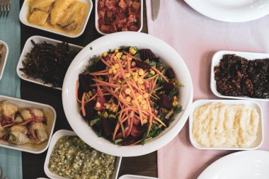 Geleneksel Türk mezesi ve mezeleri yemek masasında. Mazzeh, Meze, Mezze veya Mazza, Batı Asya ve Balkanlar 'da aperatif olarak sunulan küçük bir yemek türüdür.. 