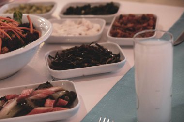 Geleneksel Türk mezesi ve mezeleri yemek masasında. Mazzeh, Meze, Mezze veya Mazza, Batı Asya ve Balkanlar 'da aperatif olarak sunulan küçük bir yemek türüdür.. 