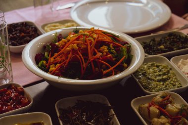 Geleneksel Türk mezesi ve mezeleri yemek masasında. Mazzeh, Meze, Mezze veya Mazza, Batı Asya ve Balkanlar 'da aperatif olarak sunulan küçük bir yemek türüdür.. 