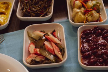 Geleneksel Türk mezesi ve mezeleri yemek masasında. Mazzeh, Meze, Mezze veya Mazza, Batı Asya ve Balkanlar 'da aperatif olarak sunulan küçük bir yemek türüdür.. 