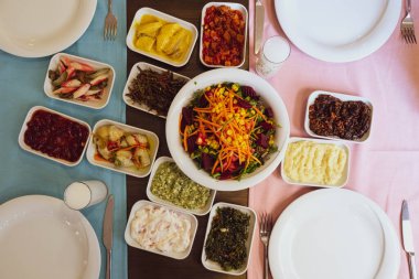 Geleneksel Türk mezesi ve mezeleri yemek masasında. Mazzeh, Meze, Mezze veya Mazza, Batı Asya ve Balkanlar 'da aperatif olarak sunulan küçük bir yemek türüdür.. 