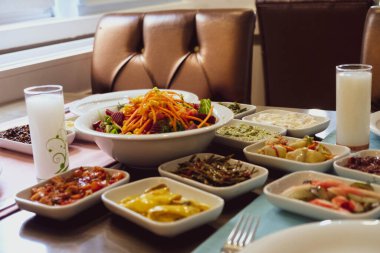 Geleneksel Türk mezesi ve mezeleri yemek masasında. Mazzeh, Meze, Mezze veya Mazza, Batı Asya ve Balkanlar 'da aperatif olarak sunulan küçük bir yemek türüdür.. 