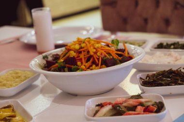 Geleneksel Türk mezesi ve mezeleri yemek masasında. Mazzeh, Meze, Mezze veya Mazza, Batı Asya ve Balkanlar 'da aperatif olarak sunulan küçük bir yemek türüdür.. 