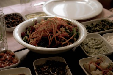 Geleneksel Türk mezesi ve mezeleri yemek masasında. Mazzeh, Meze, Mezze veya Mazza, Batı Asya ve Balkanlar 'da aperatif olarak sunulan küçük bir yemek türüdür.. 