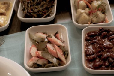 Geleneksel Türk mezesi ve mezeleri yemek masasında. Mazzeh, Meze, Mezze veya Mazza, Batı Asya ve Balkanlar 'da aperatif olarak sunulan küçük bir yemek türüdür.. 