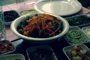 Geleneksel Türk mezesi ve mezeleri yemek masasında. Mazzeh, Meze, Mezze veya Mazza, Batı Asya ve Balkanlar 'da aperatif olarak sunulan küçük bir yemek türüdür.. 