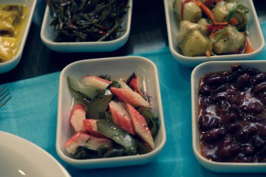 Geleneksel Türk mezesi ve mezeleri yemek masasında. Mazzeh, Meze, Mezze veya Mazza, Batı Asya ve Balkanlar 'da aperatif olarak sunulan küçük bir yemek türüdür.. 