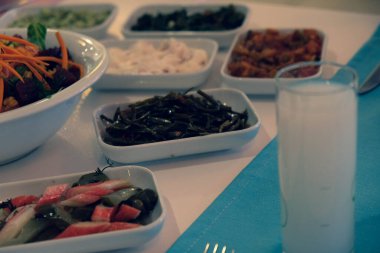 Geleneksel Türk mezesi ve mezeleri yemek masasında. Türk rakının tadı da farklı. Türk kültüründe bir dönüm noktasıdır. Arkadaşların eğlenmesini ve rak 'le kadeh kaldırmasını yakından izleyeceğiz. Masada kutlama konsepti. Nam-ı diğer uzo.