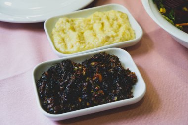 Geleneksel Türk mezesi ve mezeleri yemek masasında. Mazzeh, Meze, Mezze veya Mazza, Batı Asya ve Balkanlar 'da aperatif olarak sunulan küçük bir yemek türüdür.. 