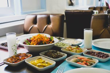 Geleneksel Türk mezesi ve mezeleri yemek masasında. Mazzeh, Meze, Mezze veya Mazza, Batı Asya ve Balkanlar 'da aperatif olarak sunulan küçük bir yemek türüdür.. 