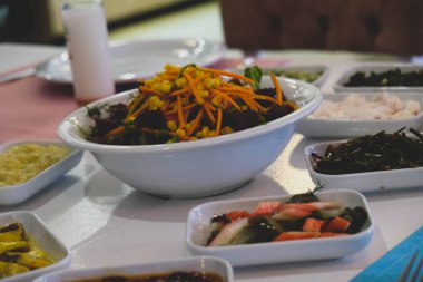 Geleneksel Türk mezesi ve mezeleri yemek masasında. Mazzeh, Meze, Mezze veya Mazza, Batı Asya ve Balkanlar 'da aperatif olarak sunulan küçük bir yemek türüdür.. 