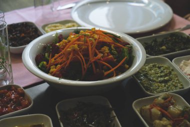 Geleneksel Türk mezesi ve mezeleri yemek masasında. Mazzeh, Meze, Mezze veya Mazza, Batı Asya ve Balkanlar 'da aperatif olarak sunulan küçük bir yemek türüdür.. 