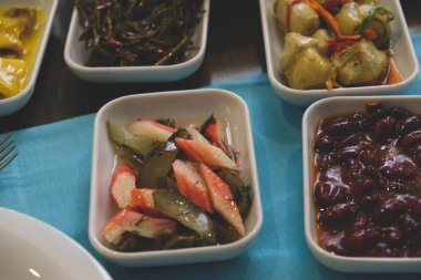 Geleneksel Türk mezesi ve mezeleri yemek masasında. Mazzeh, Meze, Mezze veya Mazza, Batı Asya ve Balkanlar 'da aperatif olarak sunulan küçük bir yemek türüdür.. 
