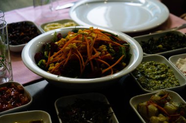 Geleneksel Türk mezesi ve mezeleri yemek masasında. Mazzeh, Meze, Mezze veya Mazza, Batı Asya ve Balkanlar 'da aperatif olarak sunulan küçük bir yemek türüdür.. 