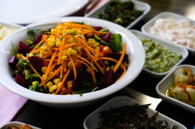 Geleneksel Türk mezesi ve mezeleri yemek masasında. Mazzeh, Meze, Mezze veya Mazza, Batı Asya ve Balkanlar 'da aperatif olarak sunulan küçük bir yemek türüdür.. 