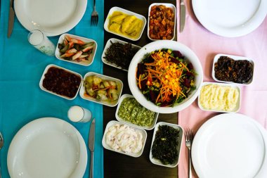 Geleneksel Türk mezesi ve mezeleri yemek masasında. Mazzeh, Meze, Mezze veya Mazza, Batı Asya ve Balkanlar 'da aperatif olarak sunulan küçük bir yemek türüdür.. 