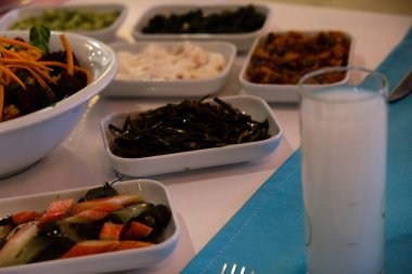 Geleneksel Türk mezesi ve mezeleri yemek masasında. Mazzeh, Meze, Mezze veya Mazza, Batı Asya ve Balkanlar 'da aperatif olarak sunulan küçük bir yemek türüdür.. 