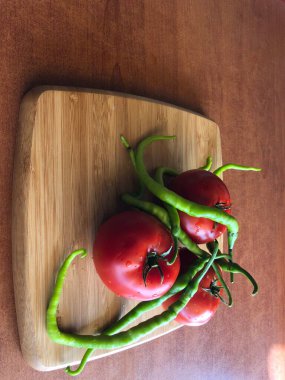 Taze kiraz domatesleri, çiğ yiyecekler ve sebze konsepti. kırmızı ve yeşil kiraz domatesleri.