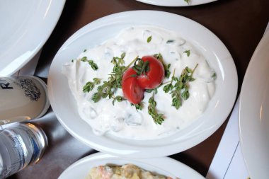 Geleneksel Türk mezesi ve mezeleri yemek masasında. Mazzeh, Meze, Mezze veya Mazza, Batı Asya ve Balkanlar 'da aperatif olarak sunulan küçük bir yemek türüdür.. 